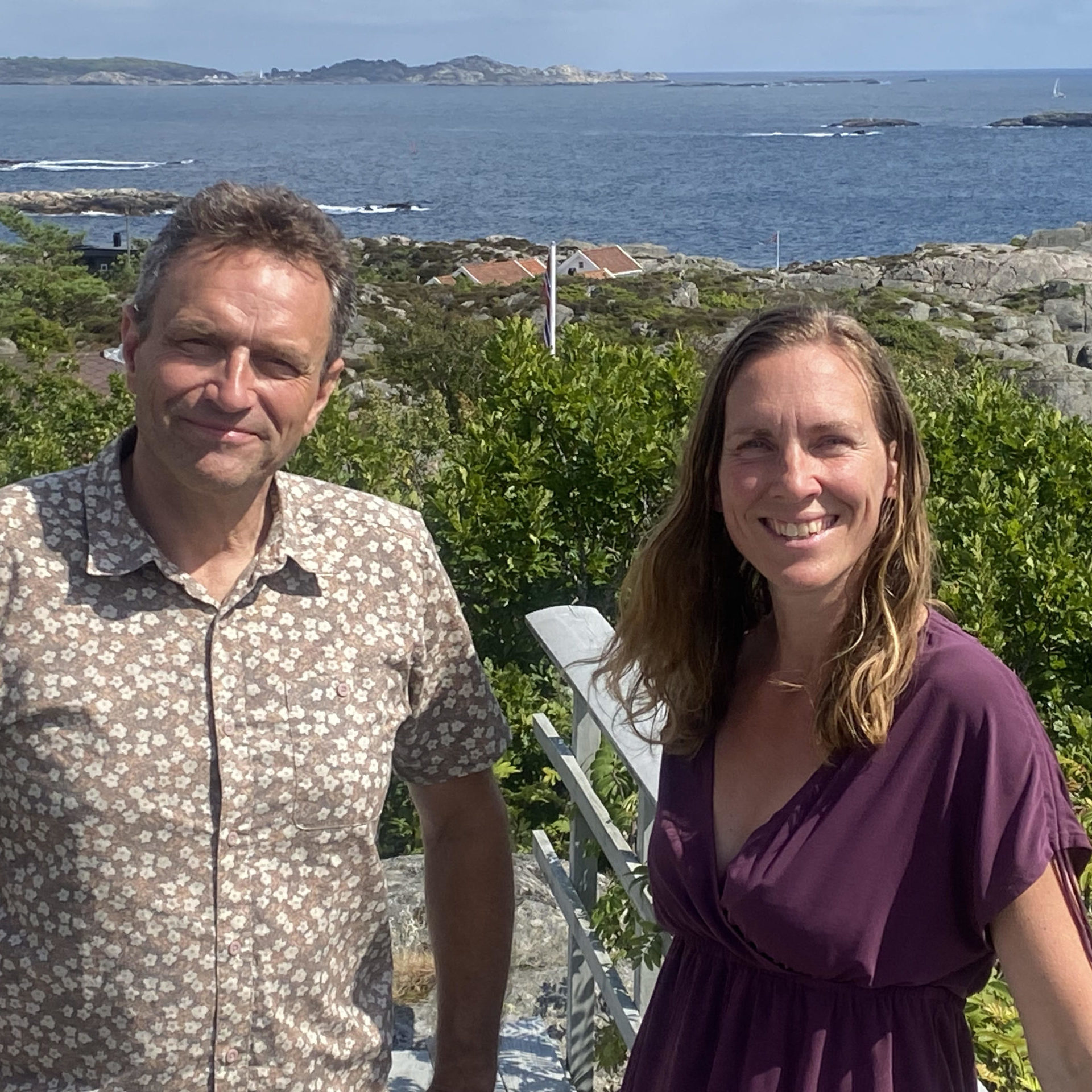 Arild Hermstad og Hildegunn Seip med Kvåsefjorden bak seg