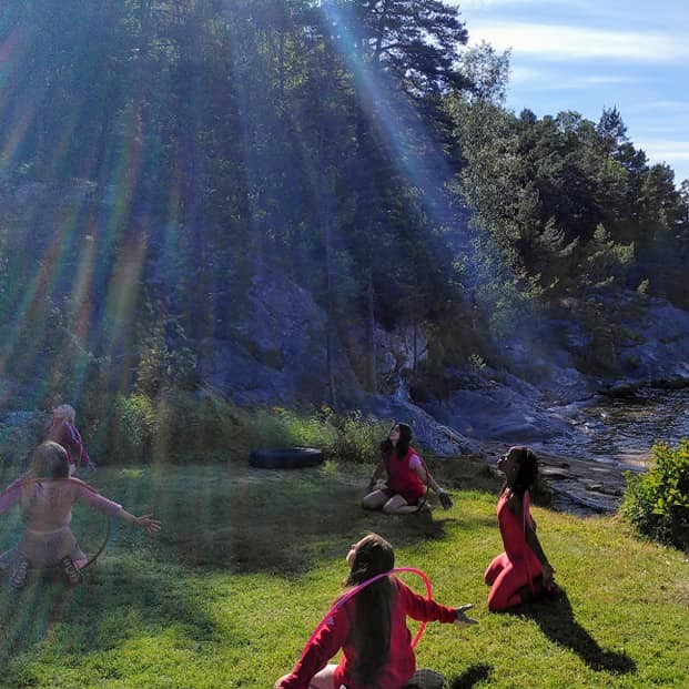 Dansere i gresset, utendørs danseforestilling på Odderøya