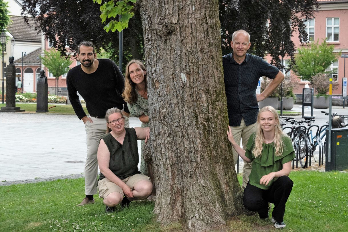 Bystyregruppa ved de to faste og tre av vararepresentantene for Kristiansand MDG sammen med et tre i Wergelandsparken: Evren, Hildegunn, Marte, Jan Kristian og Elisabeth