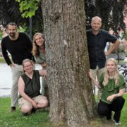 De fem toppkandidatene for Kristiansand MDG i 2023 rundt et tre i Wergelandsparken: Evren, Hildegunn, Marte, Jan Kristian og Elisabeth