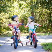 To barn på sykler i solskinn